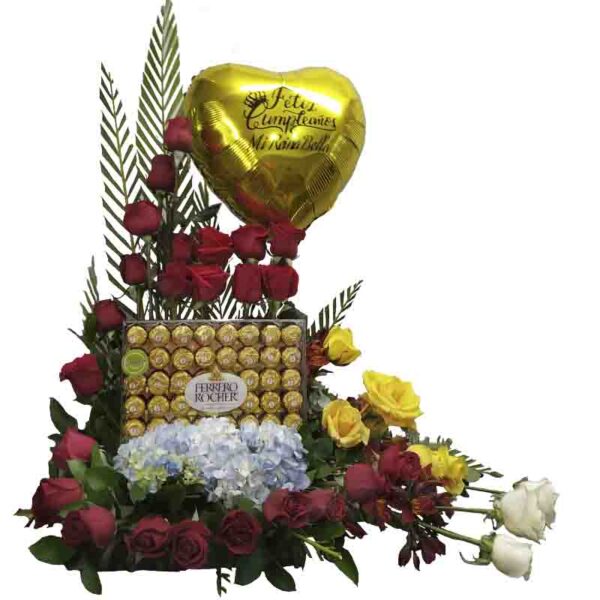 Arreglo de rosas rojas rosas coral gerberas bombones ferrero y globo personalizado