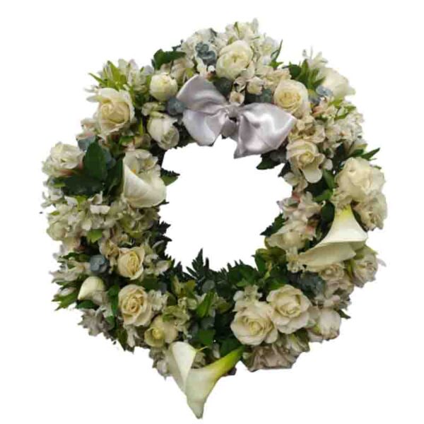 Corona Funeraria de rosas blancas y flores blancas