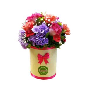 Caja de rosas con flores de colores