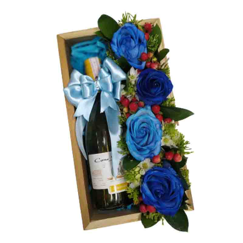 Bandeja de rosas azules con vino - Laurel Eventos