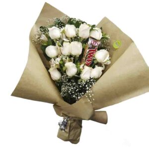 Ramillete de 12 rosas blancas y choclate
