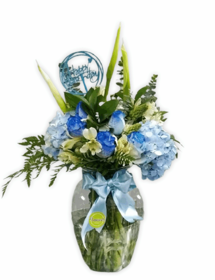 arreglo de rosas azules en florero