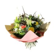 Ramillete de rosas y flores coloridas