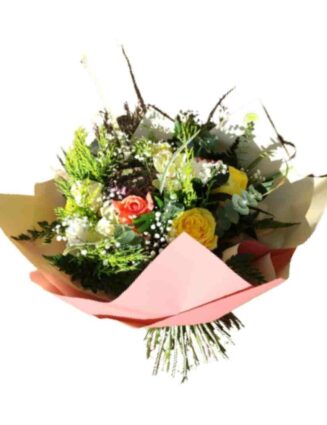 Ramillete de rosas y flores coloridas