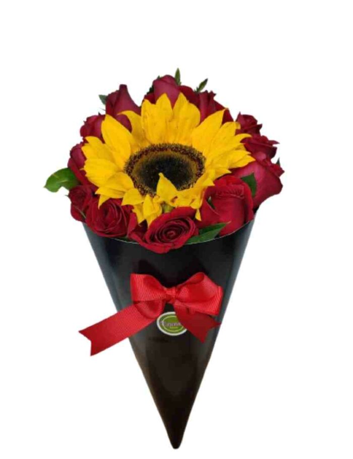 cono de 12 rosas y girasol