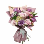 ramillete de rosas rosas y lila