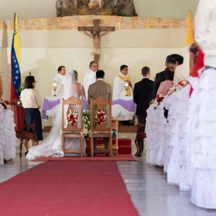 Decoración de Iglesia para Bodas en Valencia Venezuela - Laurel Eventos