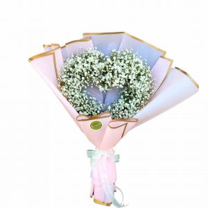 Corazon de pequeñas flores blancas