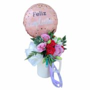 Taza con flores y globo