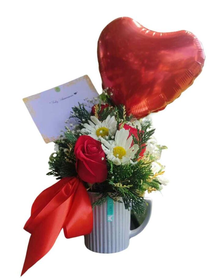 TAZA CON FLORES Y GLOBO