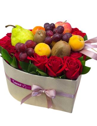 Arreglo Frutal con Rosas en Caja de Corazón