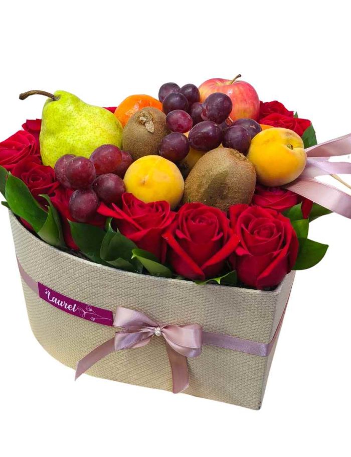 Arreglo Frutal con Rosas en Caja de Corazón (1) Arreglo Frutal con Rosas en Caja de Corazón