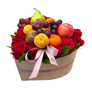 Arreglo Frutal con Rosas en Caja de Corazón