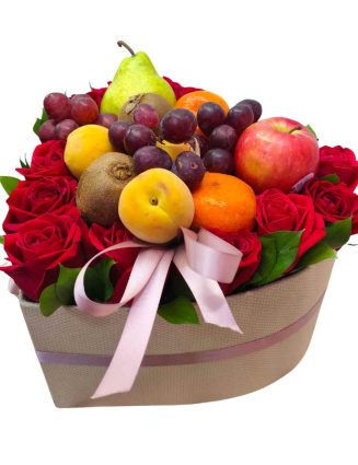 Arreglo Frutal con Rosas en Caja de Corazón