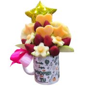 Arreglo frutal para profesores en taza temática con fresas y piña de Floristería Laurel y globo de Arreglos con Globos Valencia.