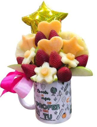Arreglo frutal para profesores en taza temática con fresas y piña de Floristería Laurel y globo de Arreglos con Globos Valencia.