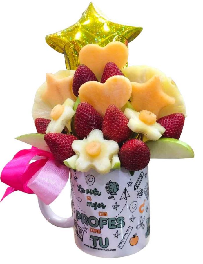 Arreglo Frutal para Profesores en Taza - Floristería Laurel Arreglo frutal para profesores en taza temática con fresas y piña de Floristería Laurel y globo de Arreglos con Globos Valencia.