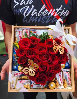 Caja de madera con corazon de rosas rojas y variedad de chocolates premium en Floristeria Laurel