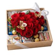 Caja de madera con corazon de rosas rojas y variedad de chocolates premium en Floristeria Laurel