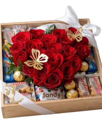 Caja de Madera con Corazón de Rosas y Chocolates Premium1 Caja de madera con corazon de rosas rojas y variedad de chocolates premium en Floristeria Laurel
