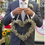 Corazón de gipsófila y velito de novia natural para cortejo de matrimonio, diseño exclusivo de Floristería Laurel en Valencia y San Diego.