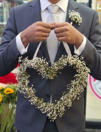 Corazón de gipsófila y velito de novia natural para cortejo de matrimonio, diseño exclusivo de Floristería Laurel en Valencia y San Diego.