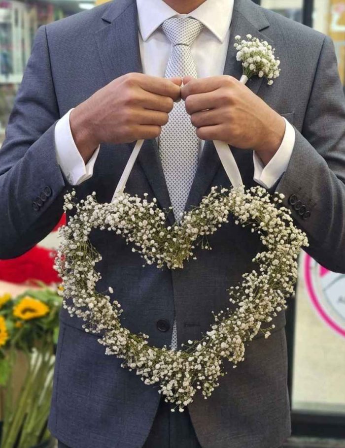 Corazón de Velito de Novia para Boda - Floristería Laurel Corazón de gipsófila y velito de novia natural para cortejo de matrimonio, diseño exclusivo de Floristería Laurel en Valencia y San Diego.