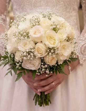 Ramo de novia redondo con rosas blancas y velito de novia de Floristería Laurel