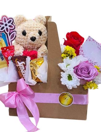Cesta de Regalo con Amigurumi y Flores
